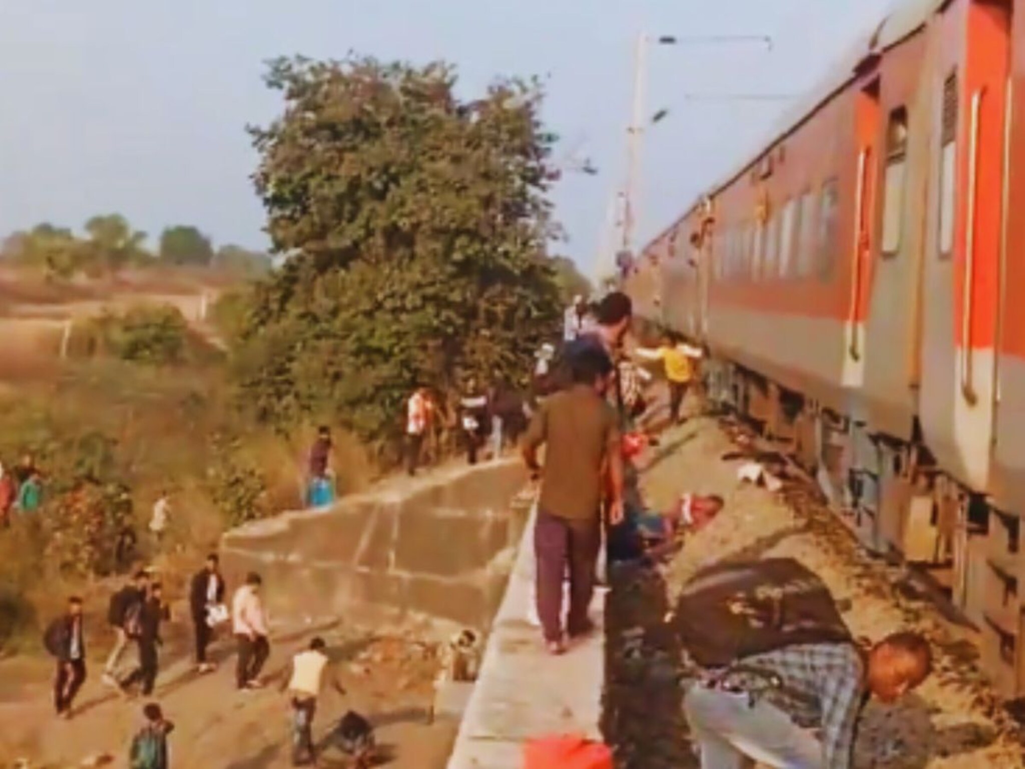 रेल्वे रुळावर ठिकठिकाणी कुठं शीर तर कुठे मृतदेह, पुष्पक एक्स्प्र दुर्घटनेचं भया