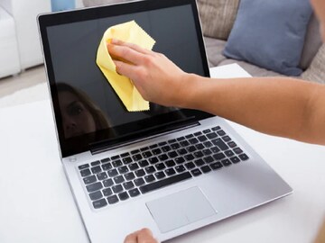 या गोष्टींने अजिबात स्वच्छ करु नका Laptop! 99% लोकांना माहितीच नाही