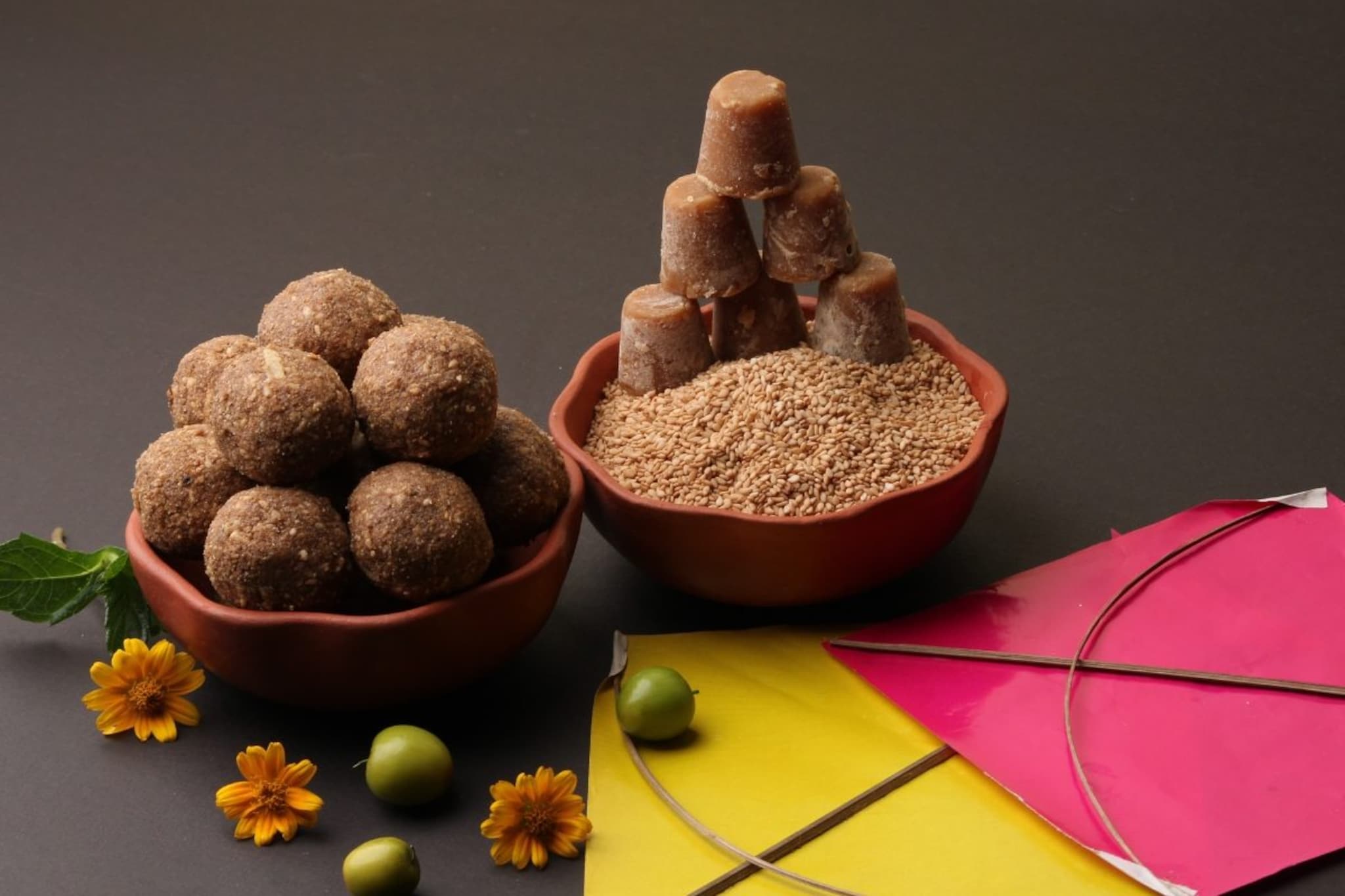 मकर संक्रातीला गरजूंना या 10 वस्तुंचं दान करा, पदरात पडेल पुण्य...