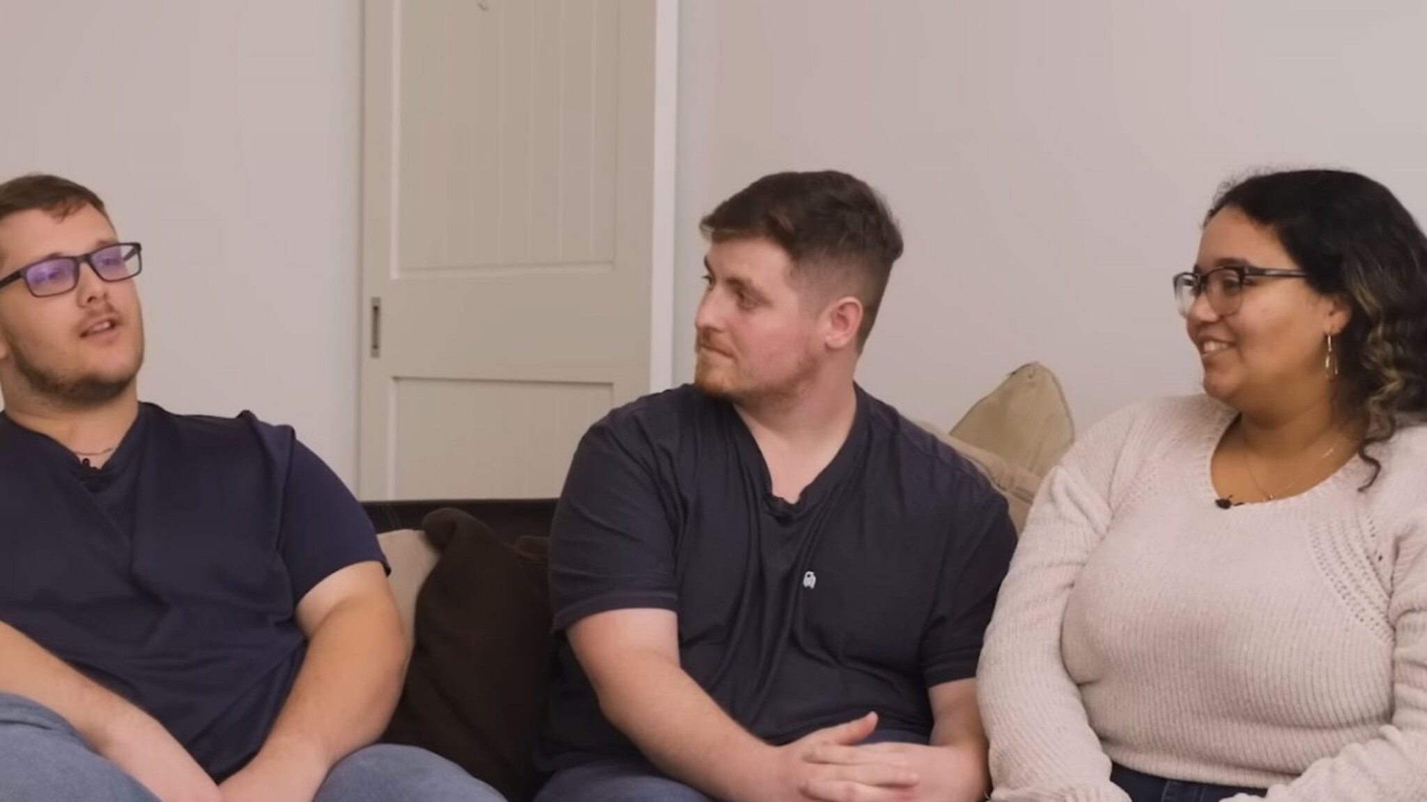 त्रिकोणी प्रेम! जी महिला 9 वर्षे ज्या पुरुषासोबत राहिली, त्यालाच सोपवलं समलिंग मित्राकडे...