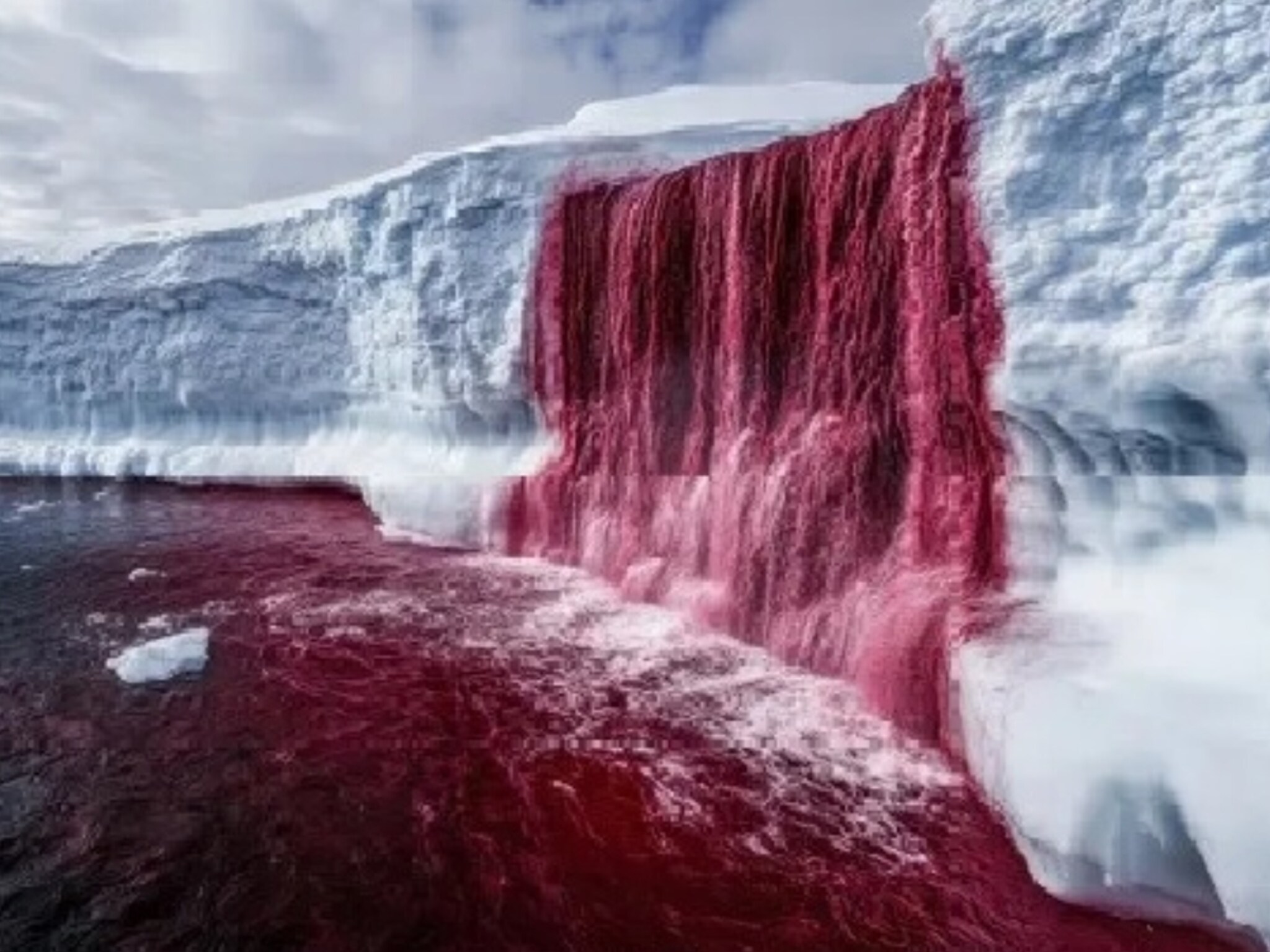 त्या बर्फाळ प्रदेशात लाल रंगाचं पाणी येतं कुठून? शास्रज्ञही होते हैराण, अखेर 110 वर्षांनी उलगडलं रहस्य