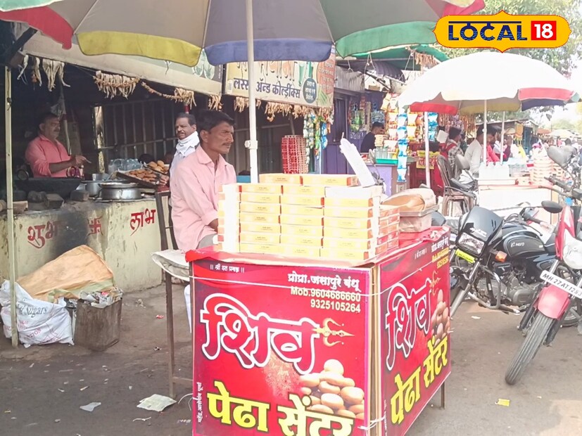 महाराष्ट्रातील अनेक ठिकाणे आहेत जिथे काही ना काही पदार्थ हा फेमस असतो. त्यामुळे त्या ठिकाणाला एक वेगळी ओळख मिळते. अमरावतीमध्येही असं एक गाव असून पेढ्यांचं गाव म्हणून याला ओळख मिळाली आहे. पूर्णानागर असं या गावाचं नाव आहे. या गावातील जास्तीत जास्त लोक पेढ्यांचा व्यवसाय करतात. फक्त दूध आणि कमीत कमी साखर वापरून पेढा बनवला जातो. त्यात कोणतेही केमिकल वापरले जात नाही. त्यामुळे येथील पेढा फार प्रसिद्ध झाला आहे. महाराष्ट्रातील अनेक ठिकाणे आहेत जिथे काही ना काही पदार्थ हा फेमस असतो. त्यामुळे त्या ठिकाणाला एक वेगळी ओळख मिळते. अमरावतीमध्येही असं एक गाव असून पेढ्यांचं गाव म्हणून याला ओळख मिळाली आहे. पूर्णानागर असं या गावाचं नाव आहे. या गावातील जास्तीत जास्त लोक पेढ्यांचा व्यवसाय करतात. फक्त दूध आणि कमीत कमी साखर वापरून पेढा बनवला जातो. त्यात कोणतेही केमिकल वापरले जात नाही. त्यामुळे येथील पेढा फार प्रसिद्ध झाला आहे.