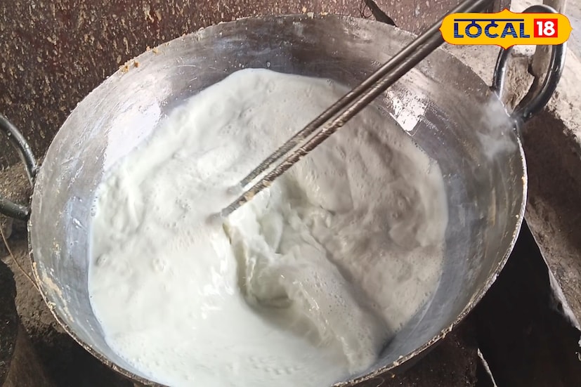 मोठमोठ्या कढाई मध्ये 20 लिटर दूध तापवून घेतात. त्यानंतर 3 तास आटवून घेतात. परफेक्ट पेढा बनवण्यासाठी दूध 3 तास चुलीवर ठेवावे लागते. त्यानंतर प्रमाणात साखर टाकली जाते. ती सुद्धा व्यवस्थित विरघळून झाल्यानंतर काही वेळ चुलीवरच ठेवण्यात येते. त्यानंतर 1 तास थंड झाल्यानंतर पेढा तयार केला जातो.