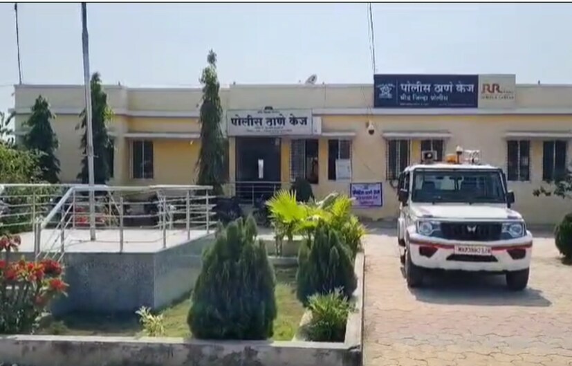  उपमुख्यमंत्री अजित पवार ज्यावेळी मस्साजोगला आले होते त्यावेळी ही गाडी त्यांच्या ताफ्यात असल्याचा दावा करण्यात आला आहे.