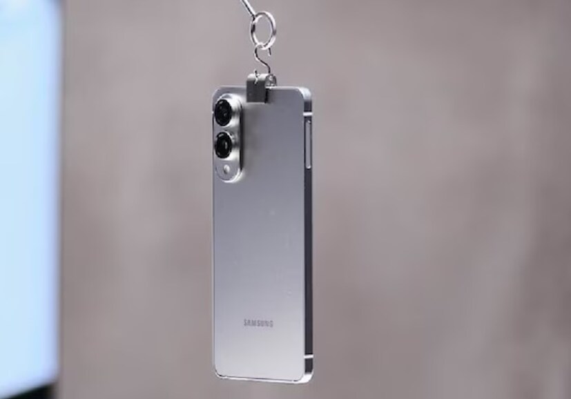 सॅमसंगने नुकतीच त्यांची फ्लॅगशिप Galaxy S25 सीरीज लॉन्च केली आहे. ज्यामध्ये Galaxy S25 Ultra, Galaxy S25+ आणि Galaxy S25 यांचा समावेश आहे. हे स्मार्टफोन्स प्रगत AI फीचर्स आणि दमदार परफॉर्मन्ससह बाजारात दाखल झाले आहेत. याशिवाय, कंपनीने इव्हेंटनंतर Galaxy S25 Edge चा टीझर देखील जारी केला आहे. जो आतापर्यंतचा सर्वात स्लिम स्मार्टफोन मानला जातो.