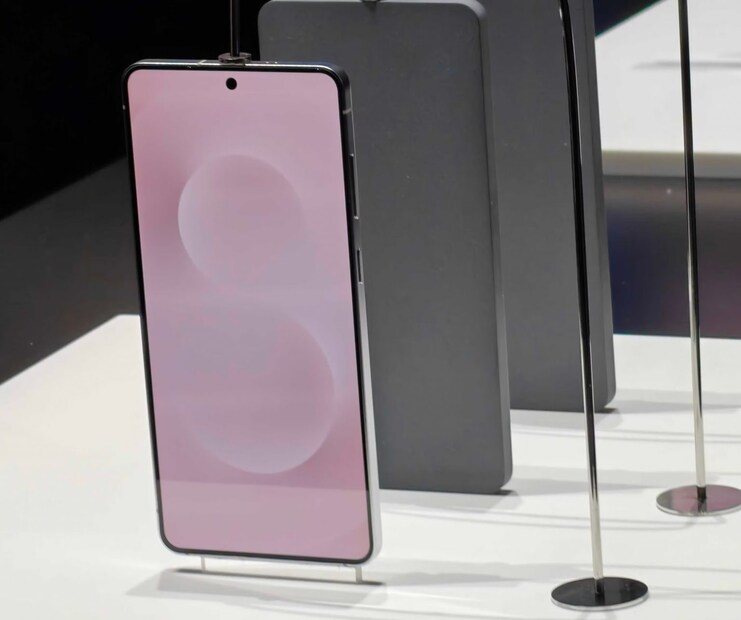 Samsung ने अजून S25 Edge ची अधिकृत घोषणा केलेली नाही, पण त्याची स्लिम आणि फ्लॅट रचना टीझरमध्ये दिसत आहे. फोनच्या मागील पॅनलवर दोन कॅमेरे दिसत आहेत. ज्यामुळे त्याचा प्रीमियम लूक अधिक चांगला दिसतो. असे मानले जात आहे की Galaxy S25 Edge देखील 'S25 Slim' नावाने लॉन्च केला जाऊ शकतो.