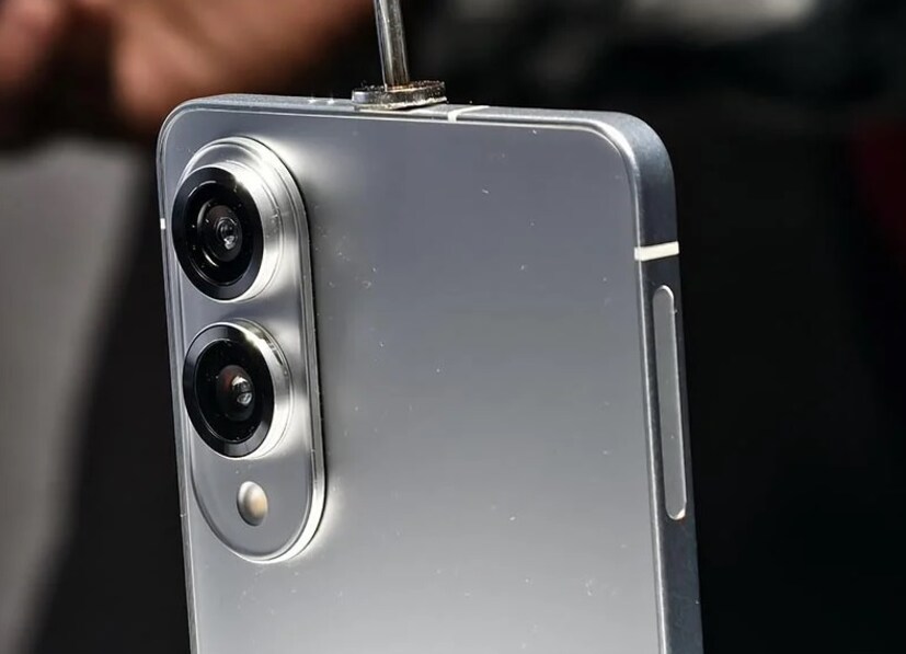 टीझरनंतर, S25 Edge बद्दल अनेक अफवा बाहेर येत आहेत. असे मानले जात आहे की हा फोन स्नॅपड्रॅगन 8 एलिट चिपसेट प्रोसेसर सह लॉन्च केला जाऊ शकतो.