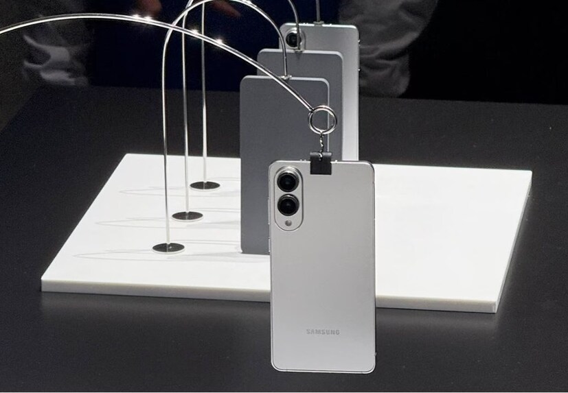 याशिवाय हा फोन 12GB रॅमसह बाजारात एंट्री करु शकतो. त्याच वेळी, यात 6.7 इंचाचा AMOLED डिस्प्ले दिला जाऊ शकतो जो 120Hz च्या रिफ्रेश रेटला सपोर्ट करेल.