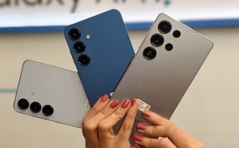 Samsung S25 Edge भारतात लॉन्च करेल की नाही हे सध्या स्पष्ट झालेले नाही. हे लक्षात घेण्यासारखे आहे की, Apple सप्टेंबर 2025 मध्ये आपला iPhone 17 लॉन्च करू शकतो, जो अत्यंत स्लिम असल्याची अफवा आहे.