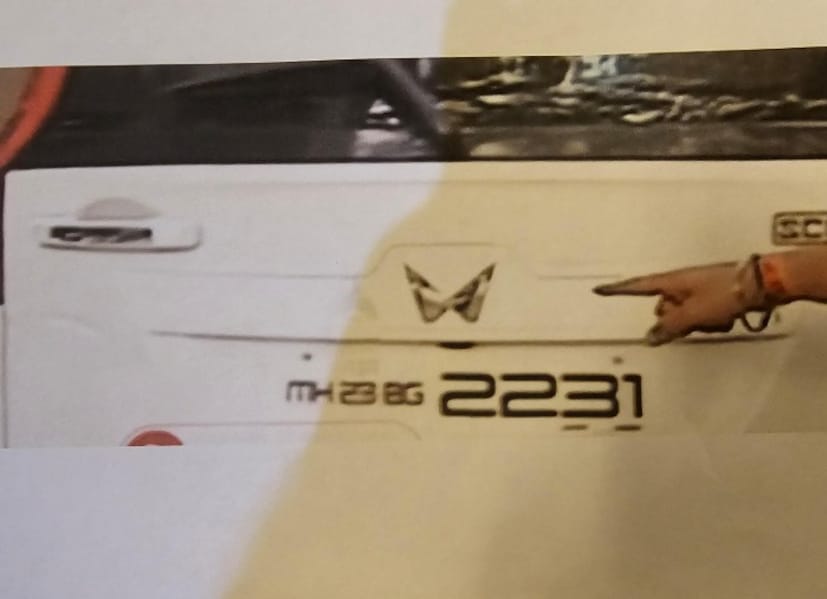  शिवलिंग मोराळेच्या पत्नीच्या नावावर असलेल्या MH 23 BG 2231 क्रमांकाच्या पांढऱ्या रंगाच्या स्कॉर्पिओ वाल्मिक आला होता.