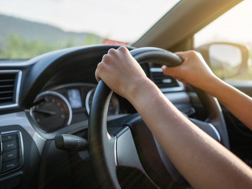 Car Brake Fail Reasons: बऱ्याचदा असे दिसून येते की, कोणत्याही कारणाशिवाय गाडी चालवताना गाडीचे ब्रेक पूर्णपणे किंवा अंशतः काम करणे बंद करतात. अशा परिस्थितीत जीवाला धोका निर्माण होऊ शकतो कारण जर ट्रॅफिकच्या मध्ये आणि हायवेवर ब्रेक फेल झाला तर कार अपघात होण्याची शक्यता जास्त असते. अशा परिस्थितीत, आज आम्ही तुम्हाला ब्रेक फेल होण्यास कारणीभूत असलेल्या सामान्य चुकांबद्दल सांगणार आहोत.