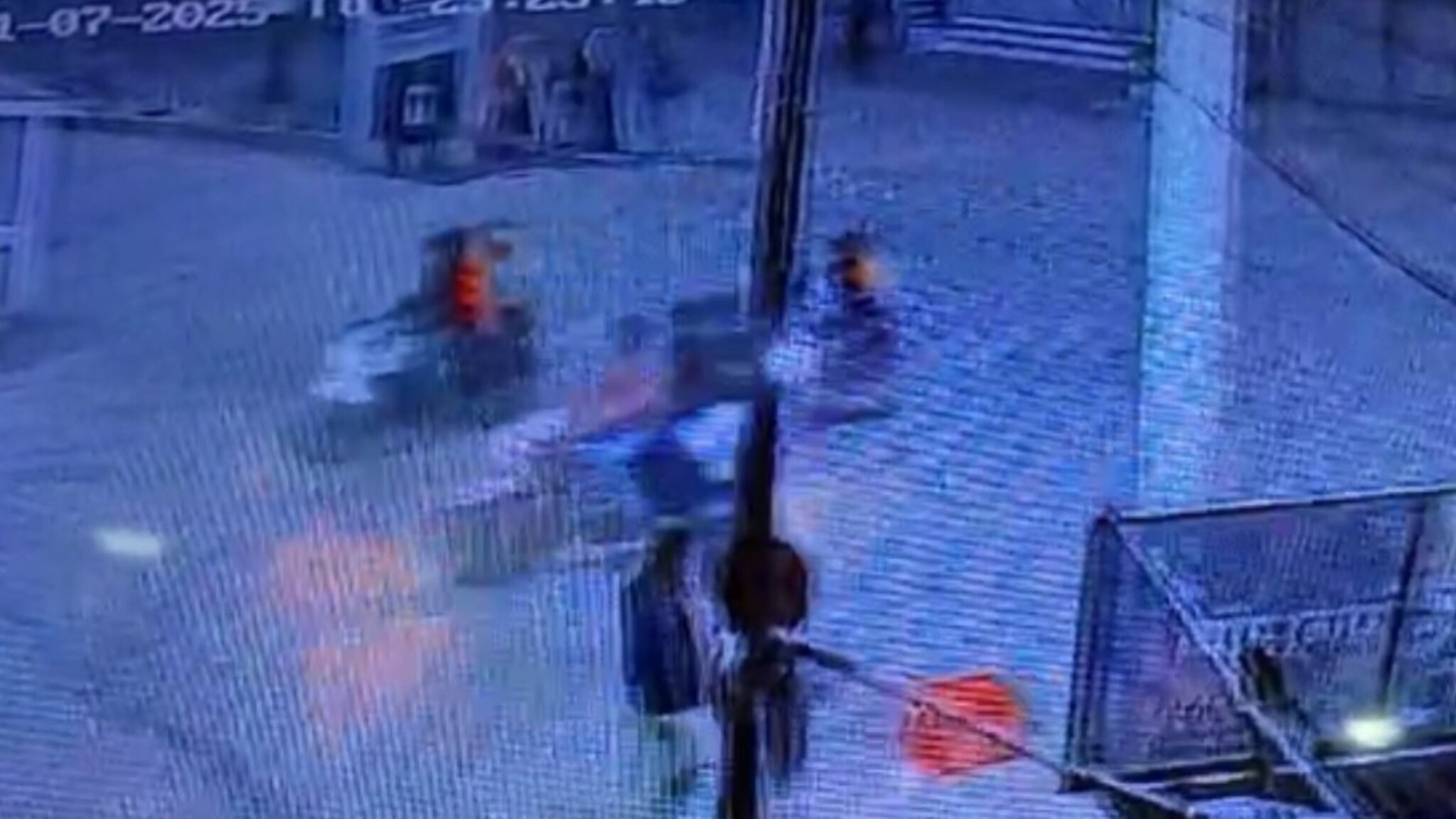 जळगावात मध्यरात्री गँगवॉर? गोळीबाराच्या घटनेनं हादरलं शहर, CCTV व्हिडीओ आला समोर