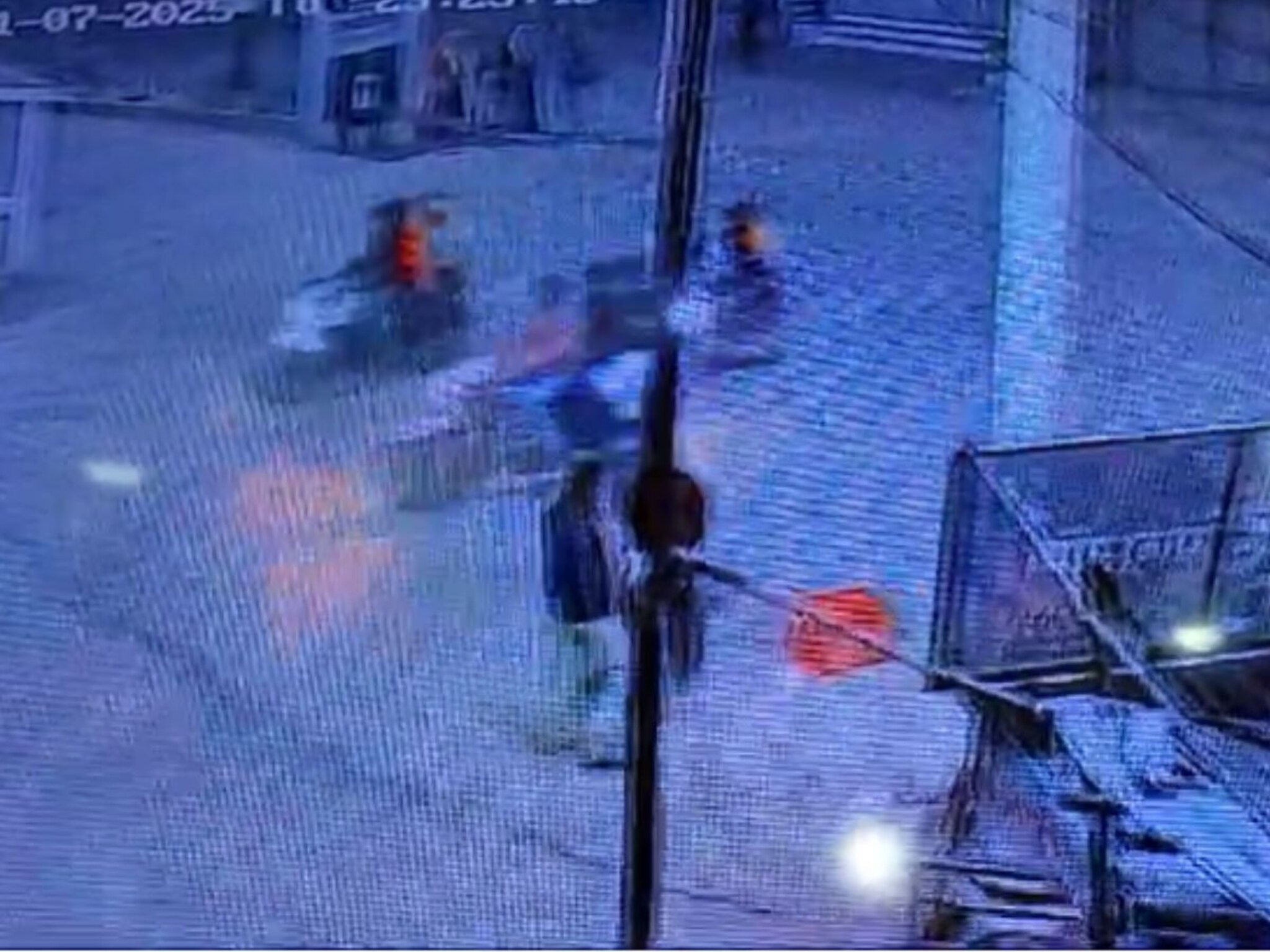 जळगावात मध्यरात्री गँगवॉर? गोळीबाराच्या घटनेनं हादरलं शहर, CCTV व्हिडीओ आला समोर