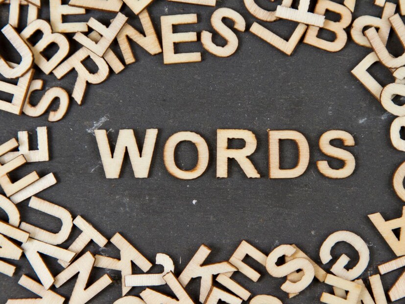 शाळेत इंग्रजी शिकवताना आधी 26 अल्फाबेटची ओळख करुन दिली जाते, त्यानंतर मग लहान शब्द शिकवले जातात. ज्यामध्ये who, whose, how सारखे शब्द शिकवले जातात.