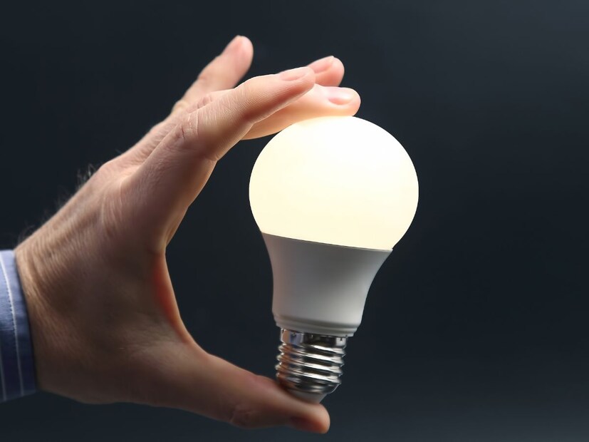 10 वॅटचा एलईडी बल्ब एका तासात 0.01 युनिट वीज वापरतो. अशाप्रकारे तुम्ही एलईडी बल्ब दिवसभर म्हणजेच 24 तास चालू ठेवल्यास तो 0.24 युनिट वीज वापरतो.