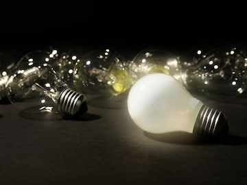 LED बल्ब किती वीज वापरतो? 1 तास चालवल्यास किती येईल बिल? LED बल्ब किती वीज वापरतो? 1 तास चालवल्यास किती येईल बिल?