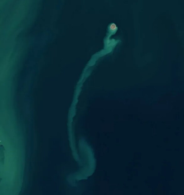 अझरबैजानमध्ये सापडलेल्या 300 पेक्षा जास्त मड ज्वालामुखींपैकी एक कुमानी बँक मड ज्वालामुखी. जिथं मातीचे ज्वालामुखी अनियमितपणे उद्रेक होतो. ते कॅस्पियन समुद्रात तात्पुरती जमीन तयार करतात. ज्याला घोस्ट आयलँड म्हटलं जात आहे, ते  ज्वालामुखीच्या उद्रेकाने पृथ्वीच्या पृष्ठभागावर पाण्यात तयार झालेलं तात्पुरतं बेट. 1861 साली पहिल्यांदाच असं बेट तयार झालं होते. जे एक वर्षही टिकलं नाही. (सर्व फोटो : The sun/ SWNS)