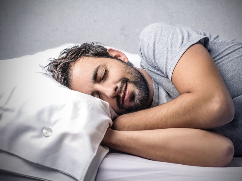 पण नुसतं आठ तास झोपुन चालणार नाही तर वेळेवर झोपणं आणि उठणं देखील गरजेचं आहे. तरच त्याचा शरीराला चांगला फायदा होईल.