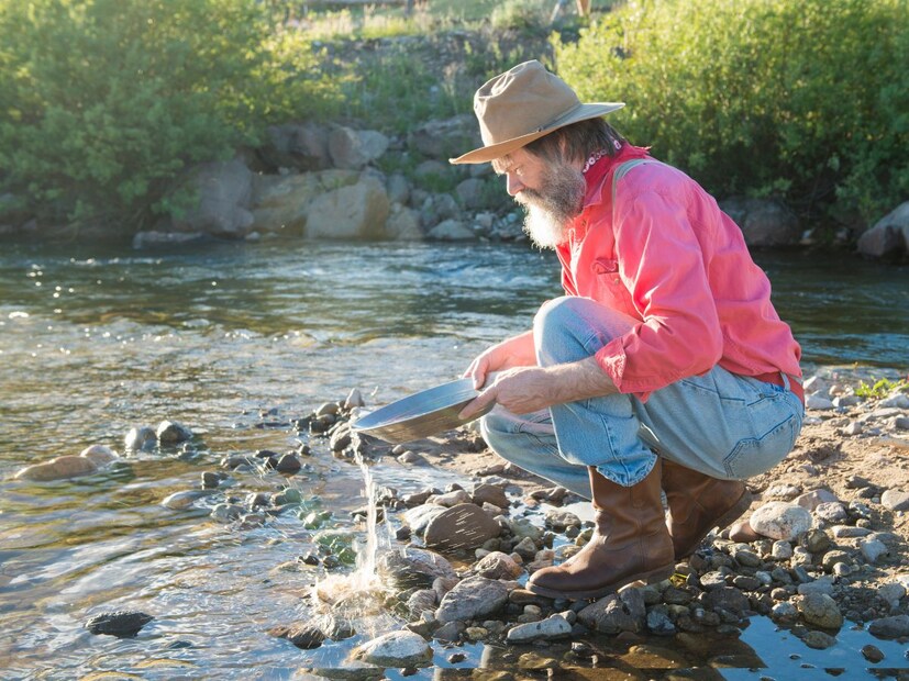 पण एक अशी नदीही भारतात आहे जी आपल्या पाण्यातून सोनं वाहून आणते, ज्यामुळ ती समुद्धच नाही तर एखाद्याला श्रीमंत देखील बनवू शकते.