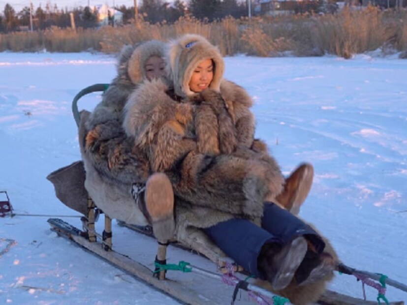 याकुतिया हे जगातील सर्वात थंड ठिकाणांपैकी एक आहे. हिवाळ्यात येथील तापमान -70 अंश सेल्सिअसपर्यंत खाली येऊ शकते. अशा कठोर वातावरणात जगणे खूप कठीण असते. त्यामुळे येथील लोकसंख्या कमी आहे. या राज्याचा बहुतांश भाग कायमस्वरूपी पर्माफ्रॉस्टने झाकलेला आहे. हे ठिकाण शेती किंवा इतर पारंपरिक कामांसाठी फारसे योग्य नाही.