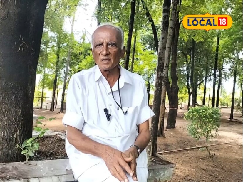 प्रत्येक झाडासोबत यंदाच्या पावसाळ्यात एक फुलवेल लावण्यात आली असून ती बहरल्यावर निसर्गही क्रांतिकारकांच्या स्मृतींना फुले वाहील, असा सामाजिक कार्यकर्ते भाई पवार यांचा विश्वास आहे.