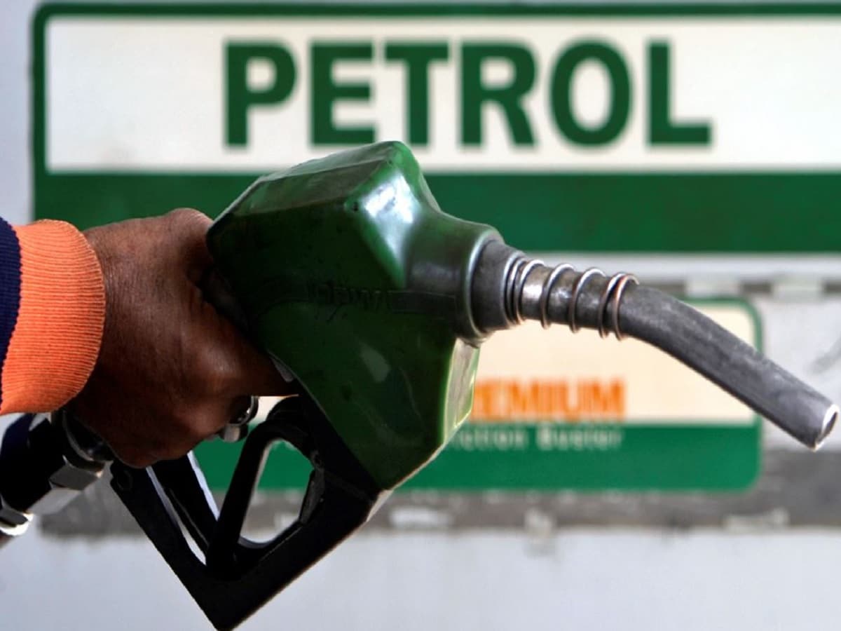 प्रीमियम इंधनाचे फायदे काय आहेत? : प्रीमियम इंधनाच्या फायद्यांबद्दल बोलायचे झाले तर, ते इंधन अर्थव्यवस्था वाढवते. यामुळे इंजिन चांगले काम करते आणि इंजिनला जास्त इंधन लागत नाही. त्याचा वाहनाच्या वेगावर आणि शक्तीवरही परिणाम होतो. जेव्हा तुम्ही पॉवर पेट्रोल वापरता तेव्हा ते थेट इंजिनचे ठोके कमी करते आणि इंधनाची शक्ती वाहनाच्या ताकदीवर परिणाम करते.