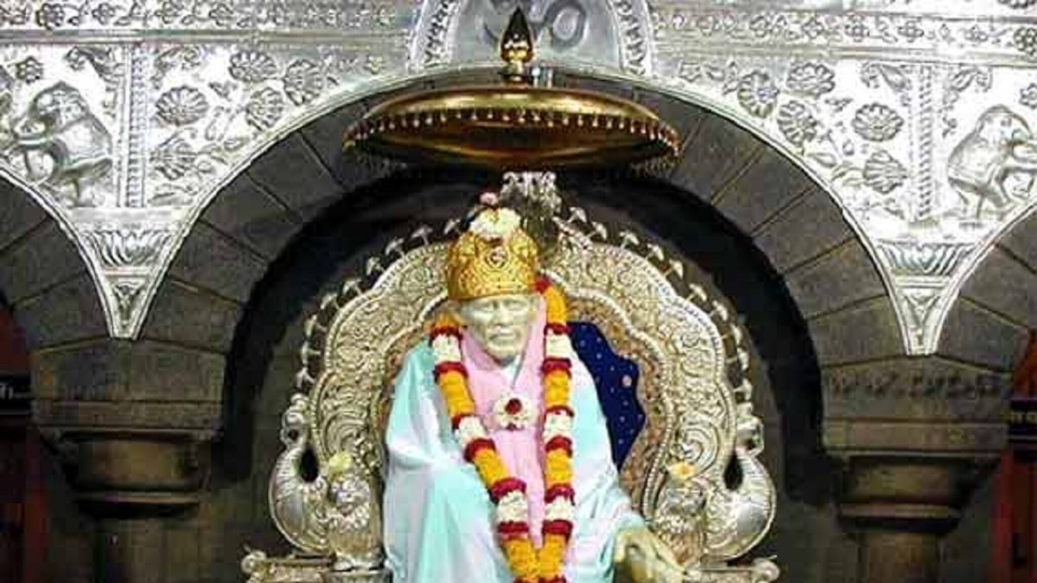 शिर्डीत नववर्षाचे स्वागत मोठ्या जल्लोषात; विखेंची दुष्काळमुक्तीसाठी प्रार्थना