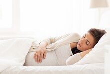 प्रेग्नंट झाल्यावर कोणत्या कुशीवर झोपावं? डाव्या की उजव्या?