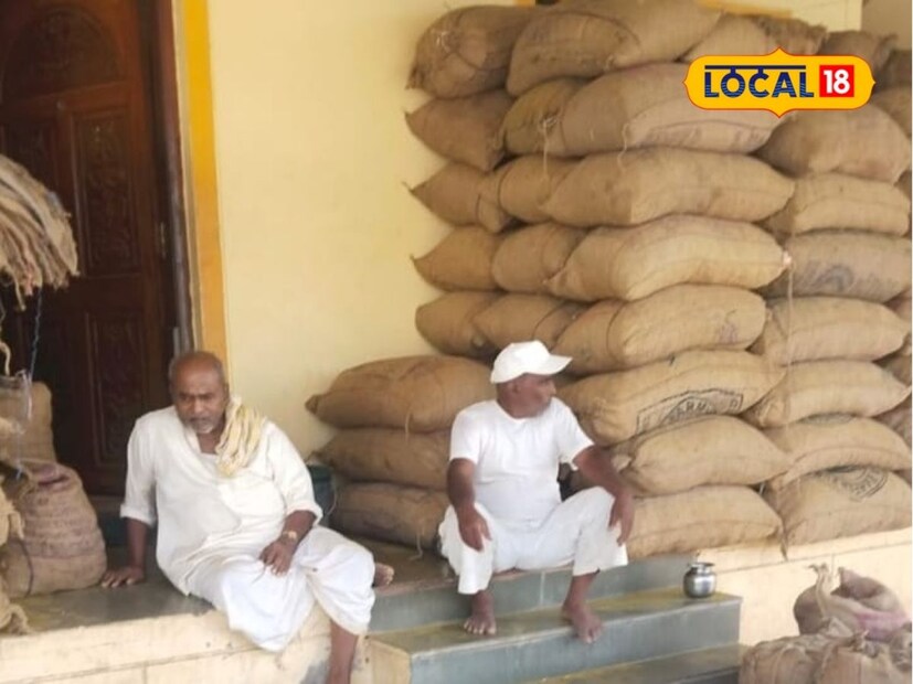 हळद लागवड करण्यापूर्वी एकरी 8 ते 10 ट्रॉली शेणखत टाकून मशागत करतात. बेड पद्धतीने हळद पिकाची यंत्राद्वारे लागवड करतात. ठिबक व पोटपाठाद्वारे पाणी देतात. माफक खर्च, कमी मजूर व आधुनिक टेक्नॉलॉजीद्वारे हळद पिकातून चांगलं उत्पन्न मिळू शकते, असा विश्वास त्यांनी व्यक्त केला.