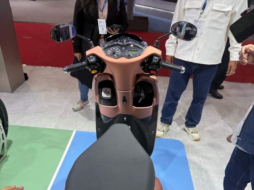 TVS ने Jupiter 125 CNG च्या किंमतीबद्दल अजून काही माहिती दिली नाही. पण असं म्हटलं जात आहे की, Jupiter 125 ची किंमत ही जुपिटर 125 पेट्रोल स्कुटरपेक्षा 15000 ते 20000 जास्त असण्याची शक्यता आहे. नवीन स्कूटर 95,000 रुपयांपासून ते 1 लाख रुपये इतकी किंमत असल्यााची शक्यता आहे. सुरुवातील कंपनी फक्त 1000 युनिट्स विकणार आहे. 