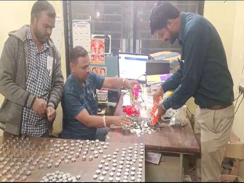 अर्ध पोतं भर नाणी त्याने दुचाकीवरून एक किलोमीटर अंतरावर असलेल्या महावितरण कार्यालयात नेली.