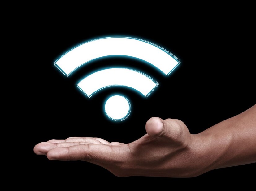 चांगला राउटर, अधिक सुरक्षा : इंटरनेट प्लॅनसह, एक स्मार्ट राउटर खरेदी करा. ISP ऐवजी, हाय स्पीड, विश्वासार्हता, wide range आणि सर्वात महत्त्वाचे म्हणजे उत्कृष्ट सुरक्षा असलेल्या चांगल्या कंपनीचा राउटर खरेदी करा. एक महागडा वायफाय राउटर फायरवॉल आणि VPN ची सुरक्षा प्रदान करतो. ज्याच्या मदतीने हॅकर्स तुमच्या वाय-फायमध्ये छेडछाड करू शकत नाहीत.