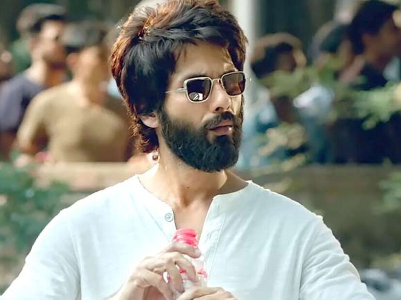 कबीर सिंह - शाहिद कपूर आणि कियारा अडवाणी प्रमुख भूमिकेत असलेला इंटेन्स रोमँटिक ड्रामा असलेला हा सिनेमा आहे. एक डॉक्टर महिला एका मुलाच्या प्रेमात पडते. प्रेमामुळे निर्माण झालेले प्रेम, राग आणि तीव्र भावना त्याच्या आयुष्यावर कसा परिणाम करतात हे दाखवलं आहे.