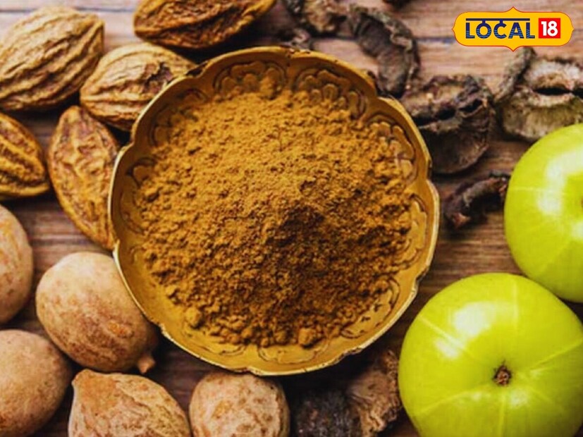 दररोज त्रिफळा चुर्ण पाण्यात मिसळून रात्रभर भिजवावं. सकाळी या पाण्यानं पाय धुवावे. यामुळे पायांची जळजळ कमी होते आणि टॉक्सिन्स बाहेर निघतात. चंदन पावडरमध्ये अनेक चमत्कारी गुणधर्म असतात. त्यात गुलाबपाणी मिसळून पेस्ट बनवून घ्यावी. ही पेस्ट तळव्यांवर लावावी. त्यामुळे शरीरातील उब कमी होऊ शकते आणि थंड वाटू शकतं. जवळपास 10-15 मिनिटं ही पेस्ट लावून मग थंड पाण्यानं धुवून घ्यावं. 