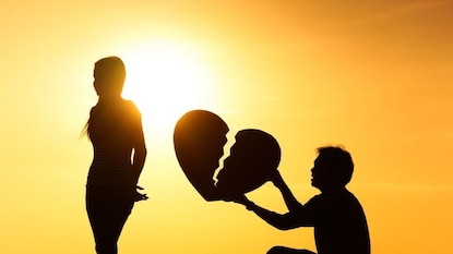 ब्रेकअप डे (Breakup Day): व्हँलेटाइन्स वीकमध्ये जसा 14 फेब्रुवारीचा दिवस महत्त्वाचा आणि शेवटचा तसं या अँटी-व्हॅलेंटाइन्स वीकमध्ये 21 फेब्रुवारी महत्त्वाचा असतो. या दिवशी या आठवड्याचा शेवट केला जातो. तरुणाईकडून काही नाती या दिवशी संपुष्टात आणली जातात. ब्रेकअप डे (Breakup Day): व्हँलेटाइन्स वीकमध्ये जसा 14 फेब्रुवारीचा दिवस महत्त्वाचा आणि शेवटचा तसं या अँटी-व्हॅलेंटाइन्स वीकमध्ये 21 फेब्रुवारी महत्त्वाचा असतो. या दिवशी या आठवड्याचा शेवट केला जातो. तरुणाईकडून काही नाती या दिवशी संपुष्टात आणली जातात.