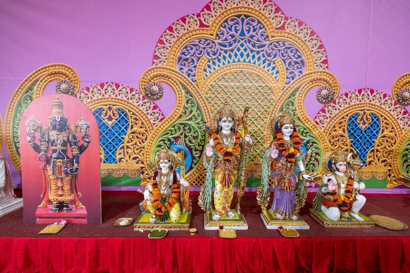 बीएपीएसचे संस्थापक शास्त्रीजी महाराज (स्वामी यज्ञपुरुषदास) यांनी मोठ्या इच्छाशक्तीने ही संस्था उभारली. 'लिखिताशास्त्री यज्ञपुरुषदास' नावाचे त्यांचे हस्तलिखित ग्रंथ भक्तांना आध्यात्मिक मार्गदर्शन करतात. या कार्यक्रमात त्यांच्या मूळ कलाकृतींचे विशेष प्रारूप दाखवण्यात आले. त्यांनी त्यांच्या शिकवणी भविष्यातील पिढ्यांना डिजिटल संग्रहाद्वारे उपलब्ध करून दिल्या आहेत.