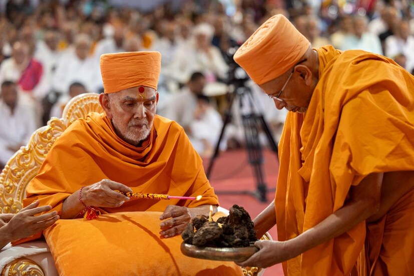 शनिवार, १ फेब्रुवारी २०२५ रोजी, नगर यात्रेने (शोभा यात्रेने) उत्सवाची सुरुवात झाली. सँडटनच्या रस्त्यांवर पवित्र मूर्तींच्या मिरवणुकीत भाविकांनी उत्साहाने सहभाग घेतला. भजन, कीर्तन, नृत्य आणि वैदिक मंत्रांच्या पठणाने या तीर्थयात्रेला आध्यात्मिक आकर्षण प्राप्त झाले.