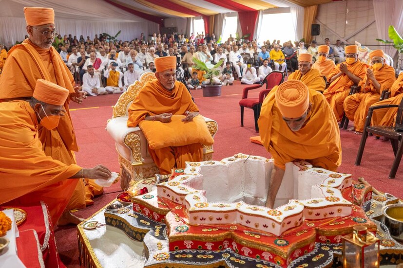 दोन दिवसांच्या उत्सवादरम्यान BAPS श्री स्वामीनारायण मंदिर आणि सांस्कृतिक संकुलाचे भव्य उद्घाटन झाले. दक्षिण आफ्रिकेतील हिंदू समुदायासाठी हा एक ऐतिहासिक क्षण होता. तिथे सर्वात मोठे हिंदू मंदिर आहे.
