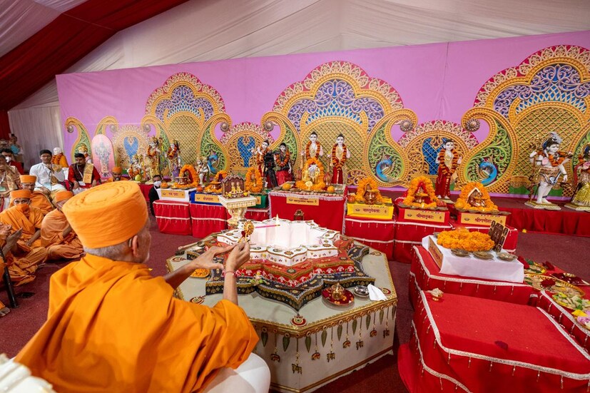 मुख्य कार्यक्रम म्हणजे रविवार, २ फेब्रुवारी २०२५ रोजी पुतळ्यांचा अभिषेक. हे मंदिर केवळ एक भौतिक रचना नाही तर भक्तांच्या त्याग, श्रद्धा आणि सेवेवर बांधलेले एक आध्यात्मिक केंद्र देखील आहे.