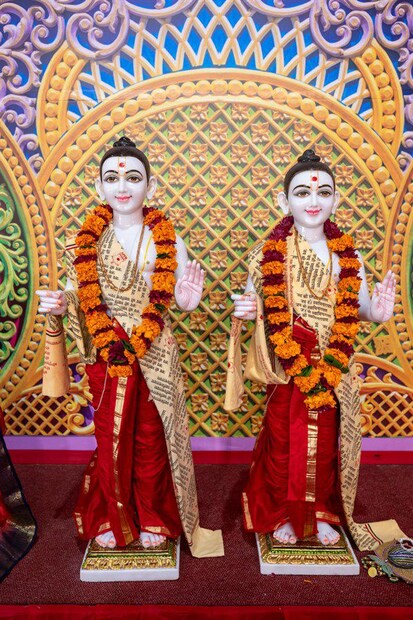 २० मार्च १९६० रोजी, बीएपीएसचे चौथे गुरु योगीजी महाराज यांनी लिम्पोपो नदीकाठी उभे राहून दक्षिण आफ्रिकेला शांती, एकता आणि आध्यात्मिक विकासाच्या भविष्यासाठी आशीर्वाद दिला. त्यांच्या आशीर्वादाने सुरू झालेला हा प्रवास अनेक गुरूंच्या नेतृत्वाखाली दशकांपासून पुढे गेला आहे.