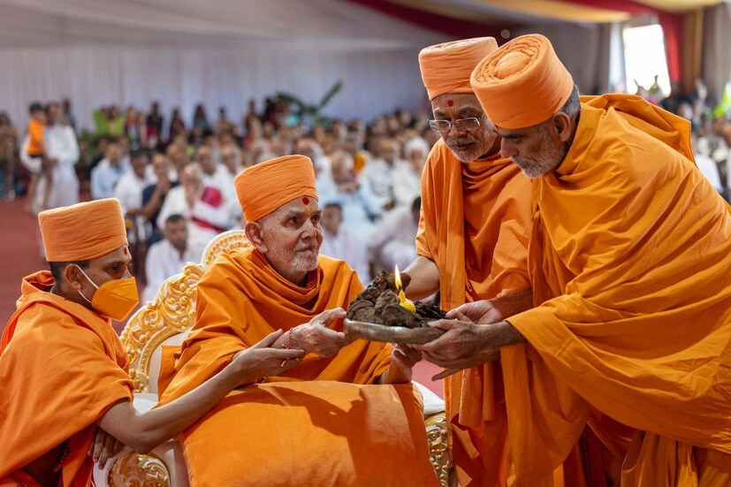 प्रख्यात गुरु प्रमुख स्वामी महाराज यांनी १९७४ ते २००४ पर्यंत भाविकांना मार्गदर्शन करण्यासाठी सात वेळा दक्षिण आफ्रिकेला भेट दिली. आता, महंत स्वामी महाराजांच्या नेतृत्वाखाली, हे प्रशस्त मंदिर त्या स्वप्नाची साक्ष देत उभे आहे.
