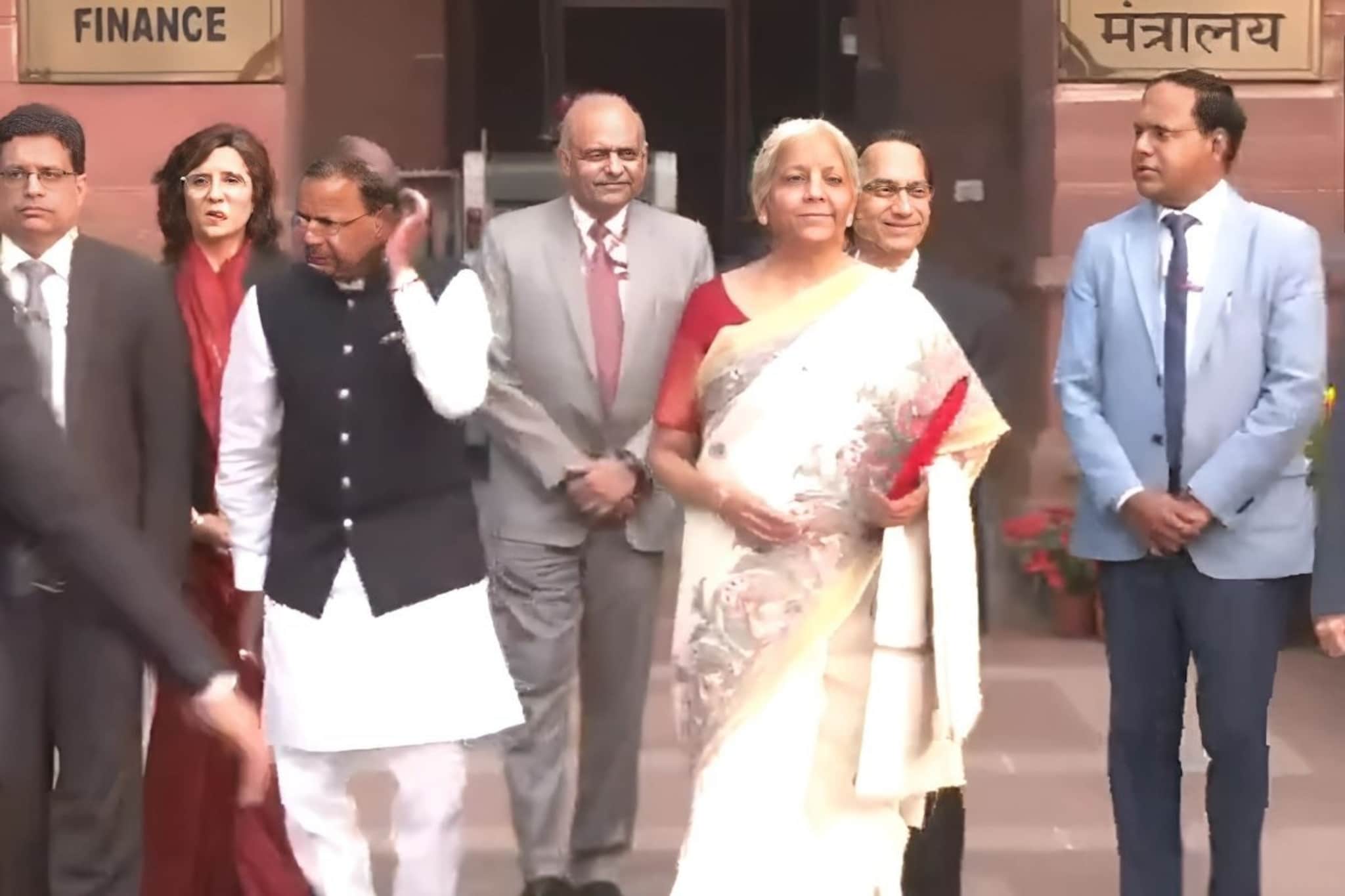 साधी नाही FM निर्मला सीतारमण यांची साडी! बजेटशी खास कनेक्शन, काय सांगतो रंग?