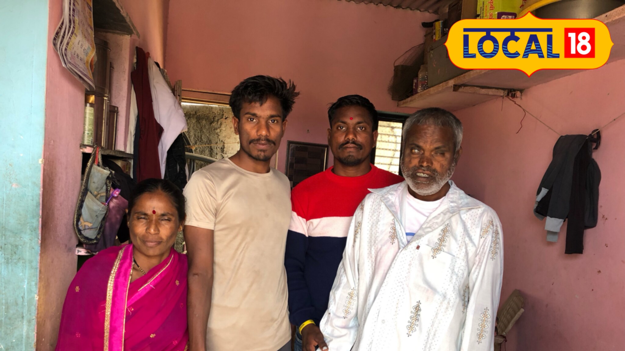 आई आणि वडिल दिव्यांग, मोलमजुरी करून तो झाला पोलीस, प्रदीपची जिद्दीची कहाणी!