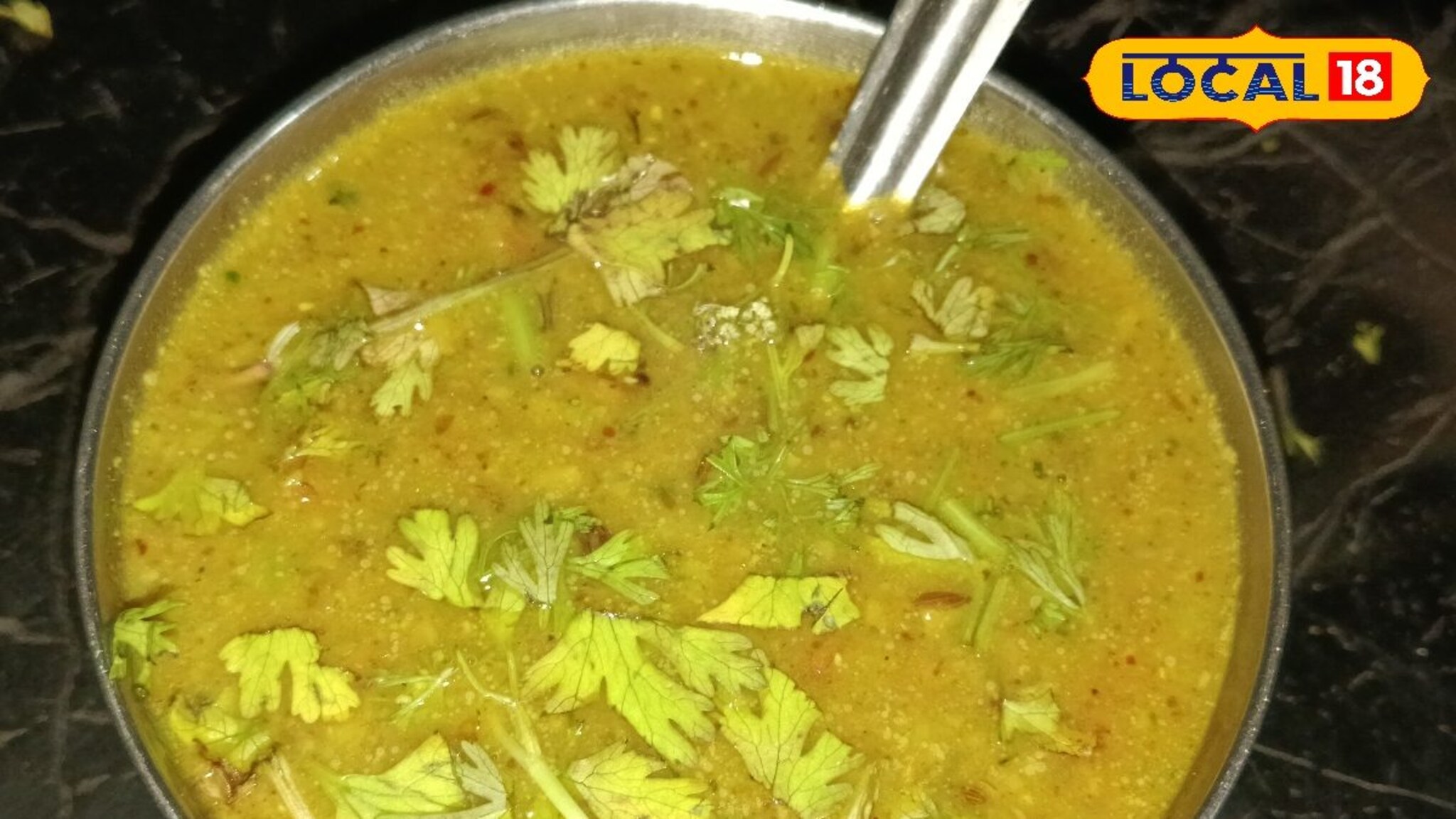 भाजून घेतलेले हरभरे अन् लाल तिखट, गावाकडची झणझणीत आमटी, अगदी सोपी रेसिपी