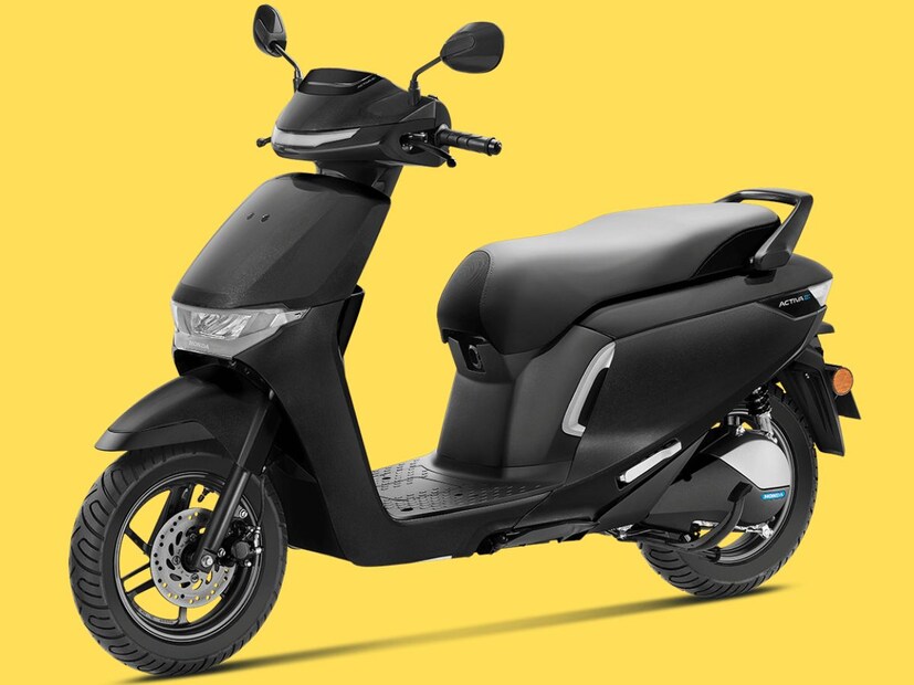 Honda QC1 : होंडा क्यूसी१ इलेक्ट्रिक स्कूटरची किंमत ९०,००० रुपये (एक्स-शोरूम) आहे. यात १.८ किलोवॅटची मोटर आणि १.५ किलोवॅटची बॅटरी आहे. या स्कुटरची टॉप स्पीड ५० किमी प्रतितास आहे आणि एकदा पूर्ण चार्ज केल्यावर ८० किमीचा रेंज असल्याचा दावा केला आहे. ०-८०% पर्यंत बॅटरी चार्ज होण्यासाठी ४ तास ३० मिनिटे लागतात आणि ०-१००% पर्यंत बॅटरी चार्ज होण्यासाठी ६ तास ५० मिनिटे लागतात. 