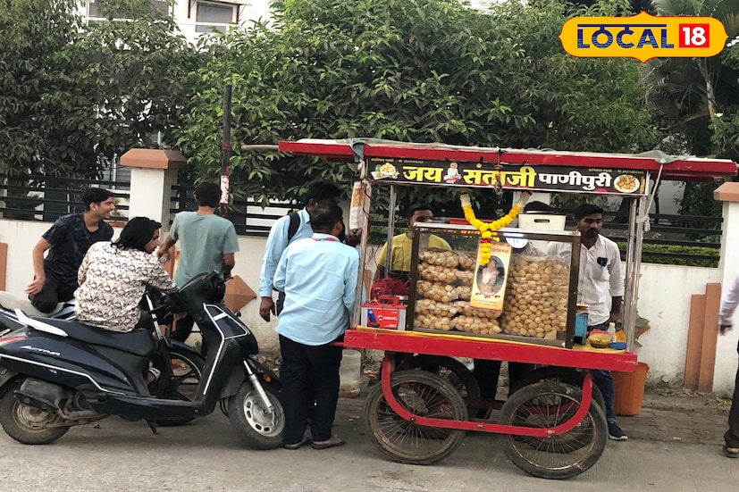 जगभरात पाणीपुरीचे असंख्य चाहते आहेत. पाणीपुरी हा अनेकांचा वीक पॉईंट असतो. आपल्यापैकी बऱ्याच जणांना पाणीपुरी हा पदार्थ प्रचंड आवडतो. विशेषतः महिलांमध्ये अत्यंत लोकप्रिय असलेली पाणीपुरी उत्तर भारतातील स्ट्रीट फूड आहे. पाणीपुरीचे वेगवेगळे प्रकार तुम्ही पाहिलेच असतील. 