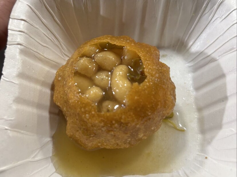 त्यात फक्त 99 हजार रुपयांमध्ये कधीही कितीही यांच्या चार्ट सेंटरवर काहीही खाऊ शकतात असा ऑफर यांनी दिला आहे. यासोबतच यांच्याकडे आणखी वेगवेगळे ऑफर्स आहेत. 