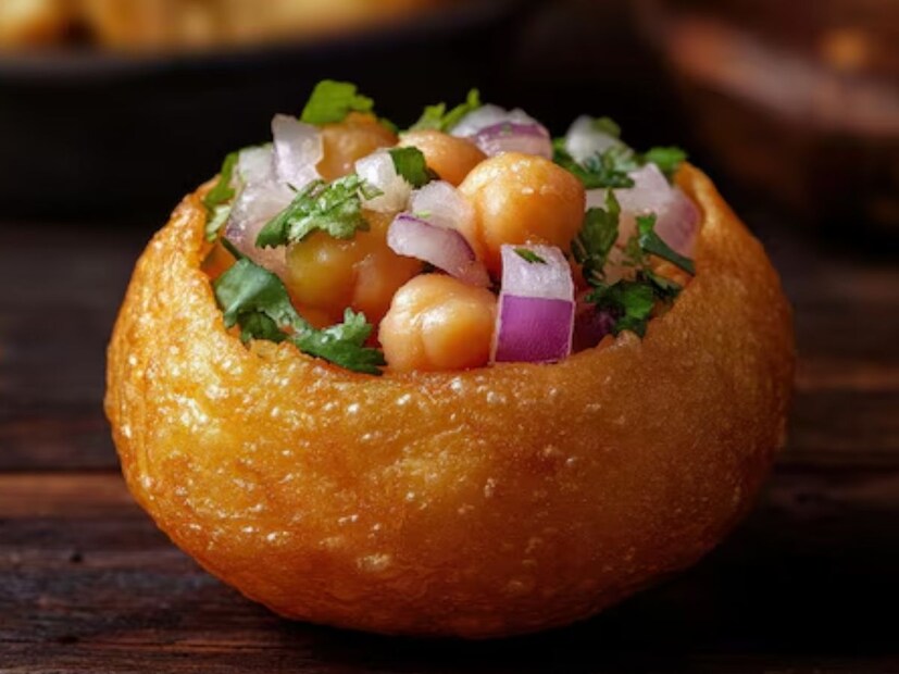 नागपूरातील जय दूर्गा पानीपुरी चाट सेंटरवर आणोख्या ऑफरमुळे प्रसिद्ध झालं आहे. या पाणीपुरी सेंटरवर अनेक प्रकारच्या ऑफर दिल्या आहेत. या सध्या सुरू असलेल्या महाकुंभ ऑफर आहे.