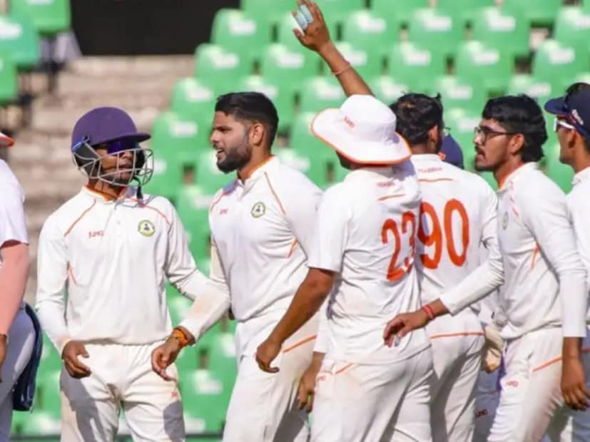 पार्थ रेखाडे असे या विदर्भाच्या गोलंदाजाचे नाव आहे. पार्थने मंगळवारी मुंबईच्या अजिंक्य रहाणे, सुर्यकुमार यादव आणि शिवम दुबे या स्टार खेळाडूंची विकेट घेतली आहे. विशेष म्हणजे पार्थने एकाच ओव्हरमध्ये या तीन खेळाडूंना गुंडाळले आहे. त्यामुळे आता त्याची चर्चा रंगली आहे. 