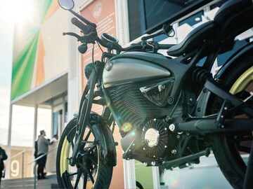 Royal Enfield ची बारीक बुलेट लूक पाहून म्हणाल, ही तर लुनाच! पहिल्यांदाच PHOTO